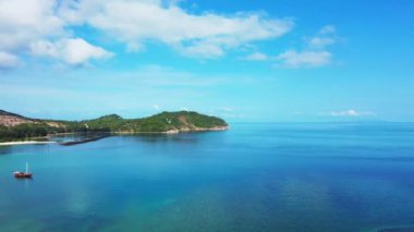 Güzel gökyüzü ve berrak turkuaz su ile Koh Samui adasının manzarası. Yaz güzellik manzarası