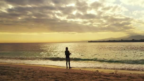 Pescatore Pesca Sulla Spiaggia Sabbia Tramonto Barbados — Video Stock