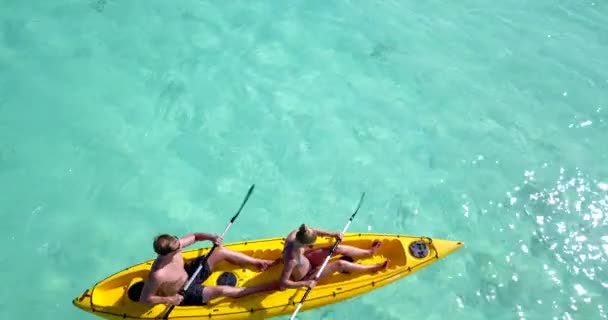 Dívka Její Přítel Koni Loď Oceánu Blízkosti Krásného Ostrova Cestovní — Stock video