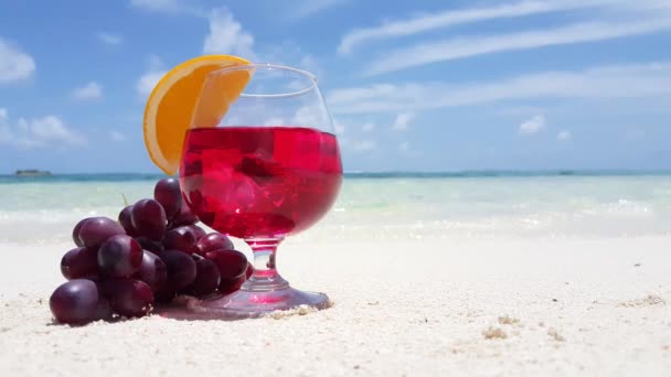 Video Cocktail Con Fetta Arancia Grappolo Uva Sulla Spiaggia Sabbia — Video Stock