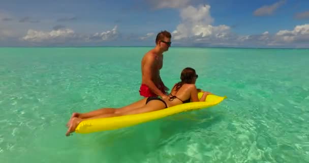 Casal Amoroso Relaxando Juntos Praia Tropical Férias Verão Viagens Havaí — Vídeo de Stock