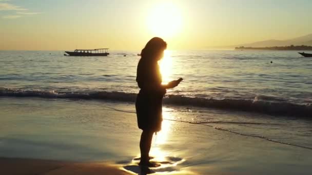 Όμορφη Γυναικεία Χαλάρωση Στην Παραλία Κοντά Στη Θάλασσα Όταν Ηλιοβασίλεμα — Αρχείο Βίντεο