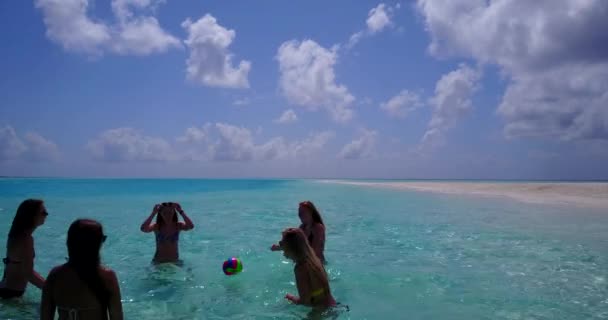 Vídeo Meninas Água Cristalina Turquesa Perto Praia Brincando Com Uma — Vídeo de Stock