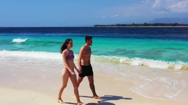 Tropical Escena Isla Con Joven Pareja Encantadora Disfrutando Vacaciones Playa — Vídeo de stock