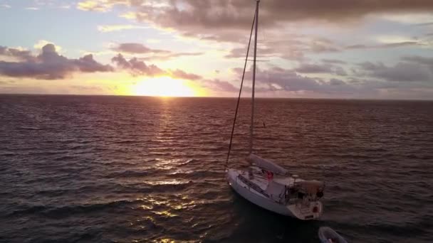 Balançando Barco Durante Pôr Sol Natureza Tropical Das Bahamas Caribe — Vídeo de Stock