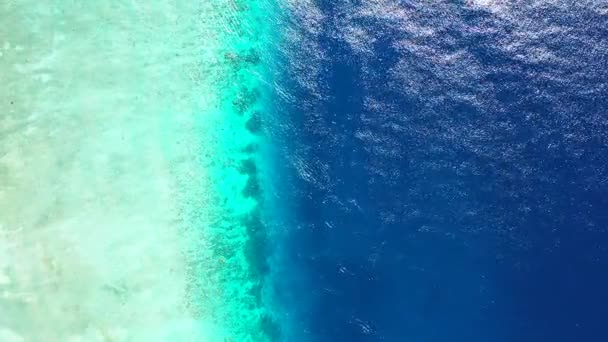Blick Von Oben Auf Seichtes Wasser Das Tiefblauem Meer Fließt — Stockvideo