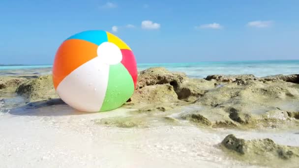 Opblaasbare Bal Het Strand Exotisch Karakter Van Bora Bora Frans — Stockvideo