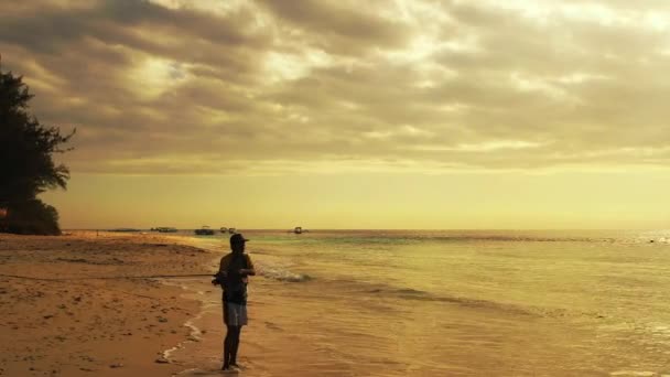 Man Fishing Sunny Daytime Maldivas Tonificado Amarelo — Vídeo de Stock