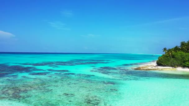 Gün Ortasında Parlak Turkuaz Deniz Kenarı Bora Bora Yaz Tatili — Stok video