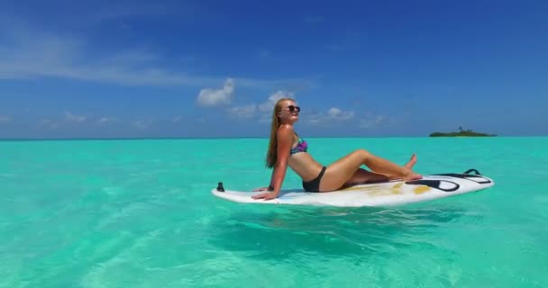 Vídeo Menina Atlética Tomando Banho Sol Prancha Surf Balançando Sobre — Vídeo de Stock