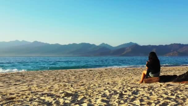 Schöne Weibliche Entspannung Strand Der Nähe Des Meeres Bei Sonnenuntergang — Stockvideo