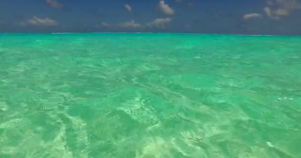 Blick Von Oben Auf Das Türkisfarbene Meer Mit Wellen Exotische — Stockvideo
