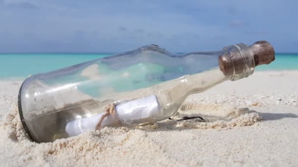 Bottiglia Vetro Con Lettera Sulla Spiaggia Scena Naturalistica Della Giamaica — Video Stock