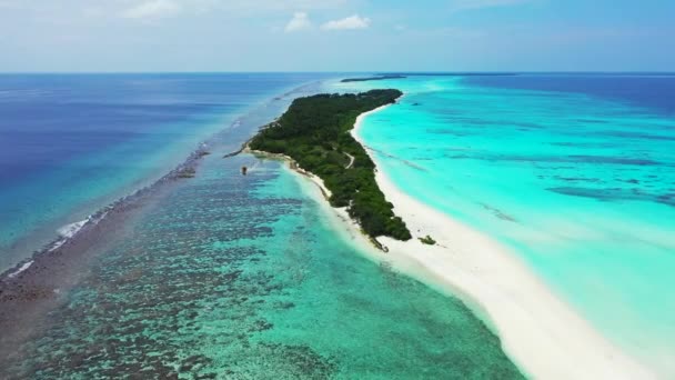 Ilha Verde Tropical Com Praia Branca Água Azul Turquesa Férias — Vídeo de Stock