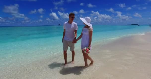 Романтическая Пара Тропическом Пляже — стоковое видео