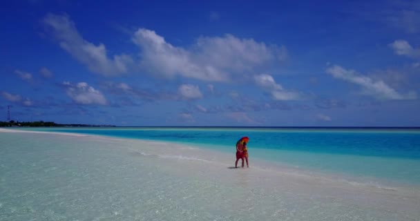 Молодая Прекрасная Пара Отдыхает Наслаждается Отдыхом Пляже Возле Океана Тропического — стоковое видео