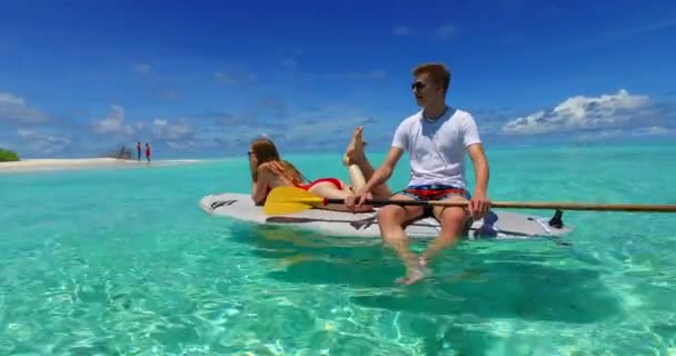 Joven Mujer Nadan Tabla Surf Mar Hermosa Pareja Descansando Resort — Vídeos de Stock