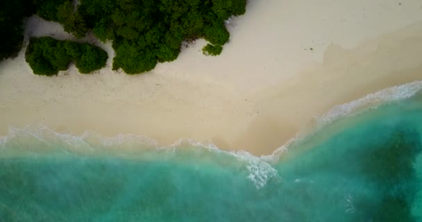 热带岛屿旅游概念视频与蓝绿色海水的海景场景 — 图库视频影像