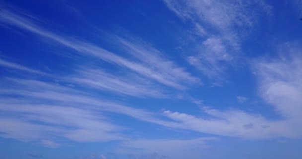 Patrząc Błękitne Niebo Białymi Chmurami Dzień Egzotyczna Podróż Malediwy — Wideo stockowe