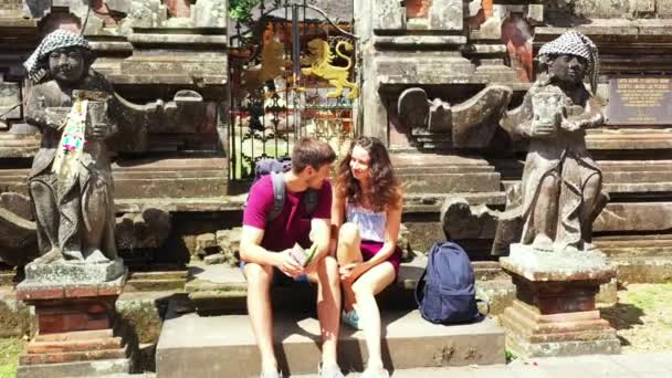 アジアの寺院や旅行のコンセプトの近くにバックパックを持つ観光客のカップル — ストック動画