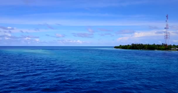 Rippled Niebieskie Morze Przed Zachodem Słońca Zieloną Wyspą Tle Spędzić — Wideo stockowe