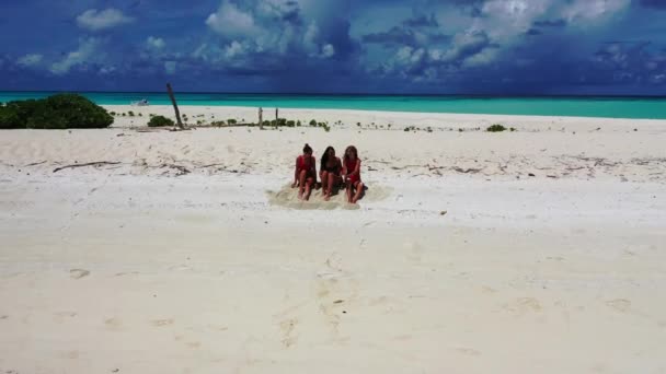 Vista Aérea Jovens Mulheres Bonitas Tomar Banho Sol Relaxar Praia — Vídeo de Stock