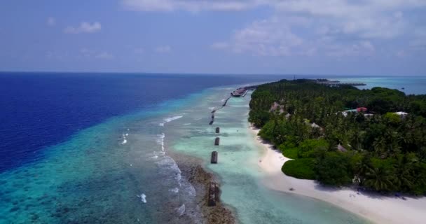 Okyanuslu Güzel Tropikal Adanın Yüksek Açılı Görüntüsü Hava Görüntüleri — Stok video