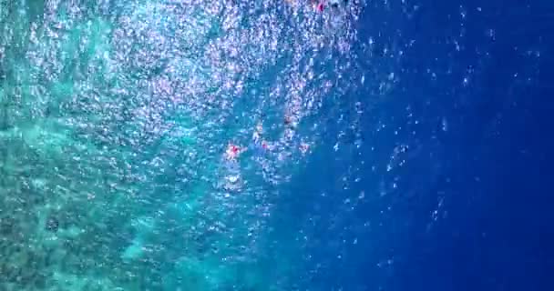 Τουρίστες Κολυμπάνε Στη Γαλάζια Θάλασσα Ελεύθερος Χρόνος Στην Ταϊλάνδη — Αρχείο Βίντεο