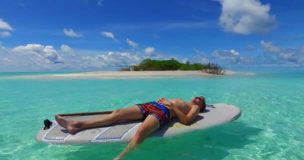 Joven Acostado Paddleboard Océano — Vídeo de stock