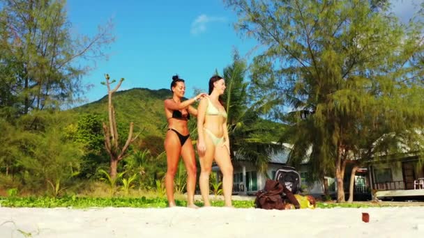 Dwie Młode Dziewczyny Stojące Piaszczystym Wybrzeżu Morza Kąpiące Się Rozmawiające — Wideo stockowe