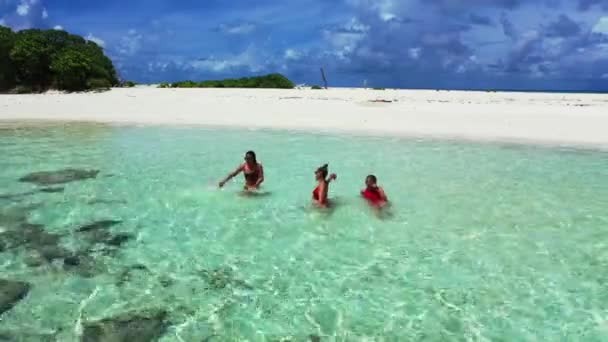 Vista Aérea Las Mujeres Jóvenes Hermosas Tomar Sol Relajarse Playa — Vídeos de Stock