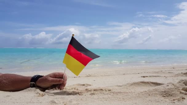 Πρόσωπο Σημαία Της Γερμανίας Στην Παραλία Τροπικό Ταξίδι Στα Μπαρμπάντος — Αρχείο Βίντεο