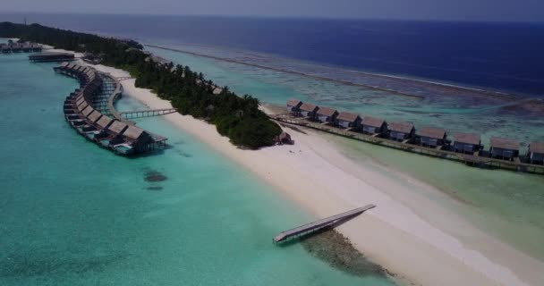 海岸線のエキゾチックなリゾートの空中ビュー 夏休みにボラボラ島でフランス領ポリネシア — ストック動画