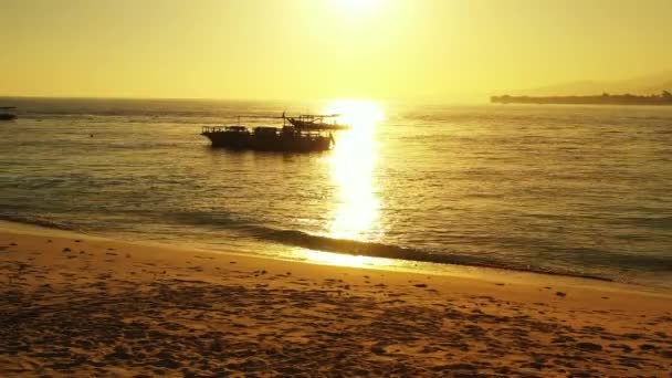 美丽的黄色落日在海面上的录像 看到船只在海浪中摇曳 — 图库视频影像