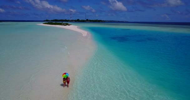 Καλοκαιρινές Διακοπές Παραλία Λευκή Άμμο Και Γαλαζοπράσινα Νερά Ευτυχισμένο Ζευγάρι — Αρχείο Βίντεο
