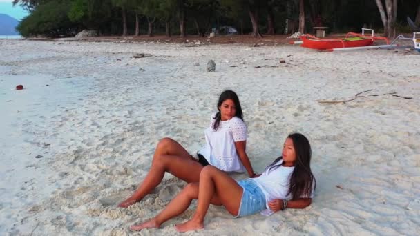 两个女孩坐在沙滩上 — 图库视频影像