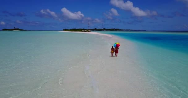 暑假在白沙滩和绿松石岛上度过 一对快乐的夫妇在马尔代夫放松 — 图库视频影像