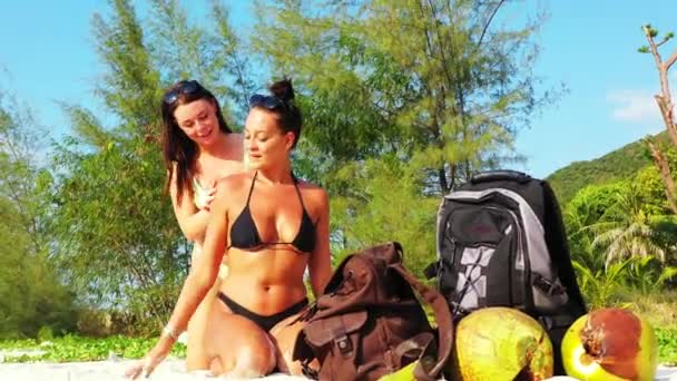 Twee Jonge Vriendinnen Zitten Aan Zandige Zeekust Zonnen Praten Een — Stockvideo