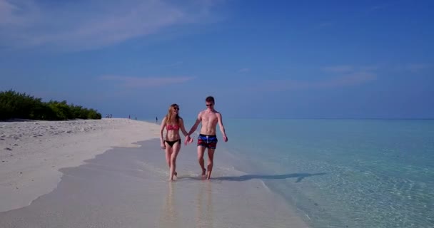 Pareja Romántica Playa Tropical — Vídeos de Stock