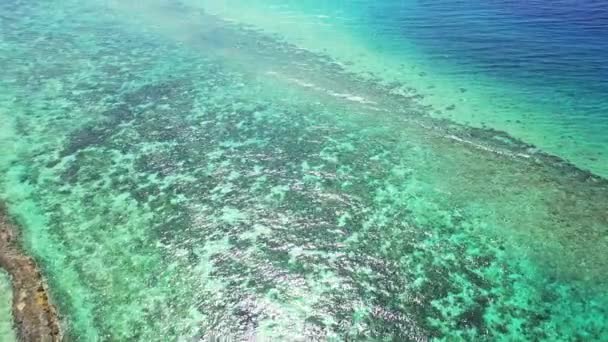 Das Karibische Meer Plätschert Vor Tiefblauem Wasser Transparenter Strand Auf — Stockvideo