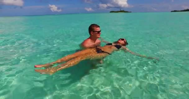 Amantes Jovem Casal Mar Desfrutando Férias Exóticas Maldivas — Vídeo de Stock