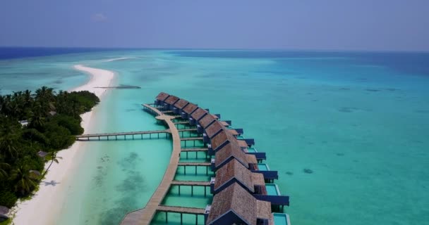 緑の島とターコイズブルーの海を持つ水バンガロー 東アフリカのセーシェルへの夏の旅行 — ストック動画