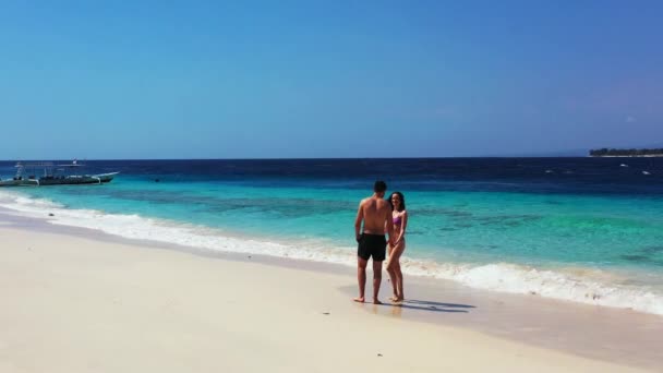 Tropical Escena Isla Con Joven Pareja Encantadora Disfrutando Vacaciones Playa — Vídeo de stock