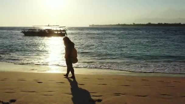Ryggsäck Resenär Asien Kvinna Tropisk Strand — Stockvideo
