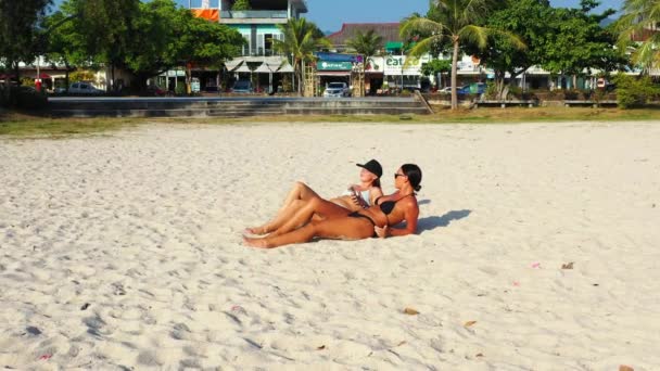 Chicas Bonitas Descansando Playa Arena — Vídeos de Stock
