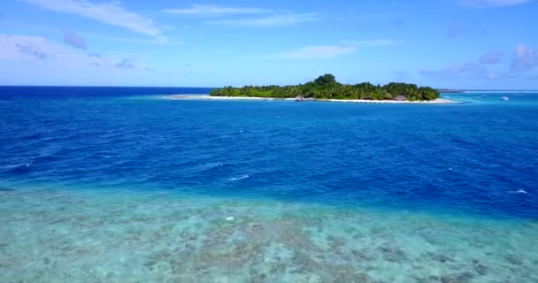 ドローンが島の上を飛んでる インドネシアのバリへの旅 — ストック動画
