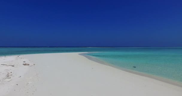 鮮やかなターコイズブルーの水で白いビーチ インドネシア バリの夏の風景 — ストック動画