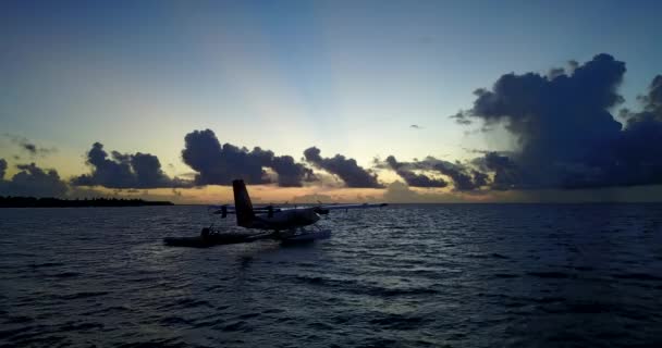 Αεροπλάνο Προσγειώθηκε Στο Πάντον Σούρουπο Καλοκαιρινό Τοπίο Στις Μαλδίβες — Αρχείο Βίντεο