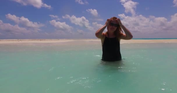 Attraktive Lässige Mädchen Entspannen Sich Strand Von Bora Bora — Stockvideo