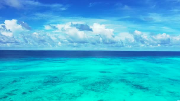 Paysage marin turquoise lumineux avec ciel nuageux. Exotique voyage d'été à Bali, Indonésie. 